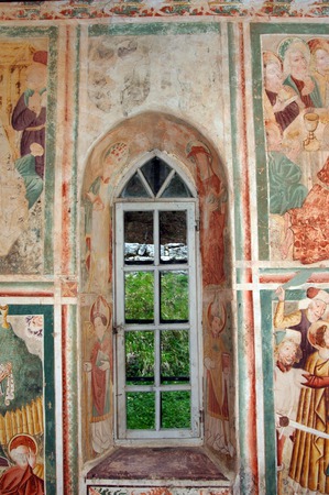 Zidna slika grbova Raunachera i Austrije iznad prozorar