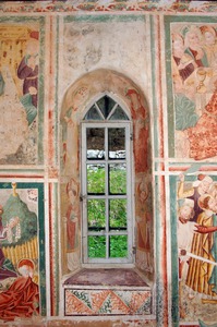 Zidna slika grbova Raunachera i Austrije iznad prozorar